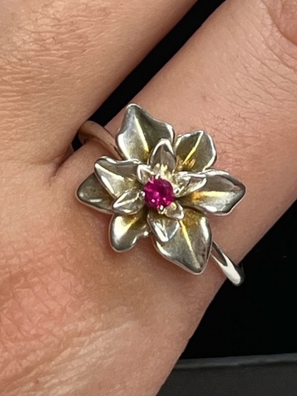 Sterling Silver flower ring
925
Pink stone
Size 9.5